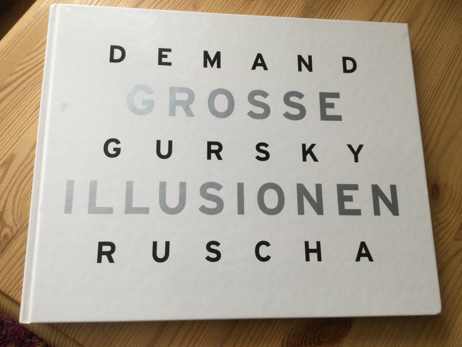 Große Illusionen Thomas Demand Andreas Gursky Ed Ruscha“ (Demand